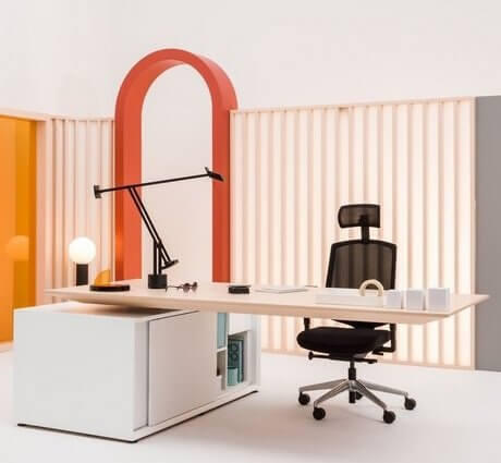 Grand bureau de direction design BATEX avec meuble rangement intégré.