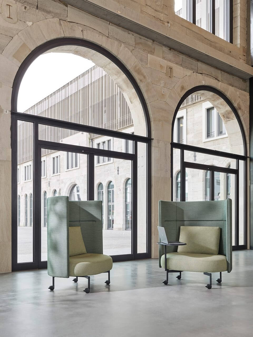 Fauteuil avec haut dossier acoustique pour les espaces de coworking