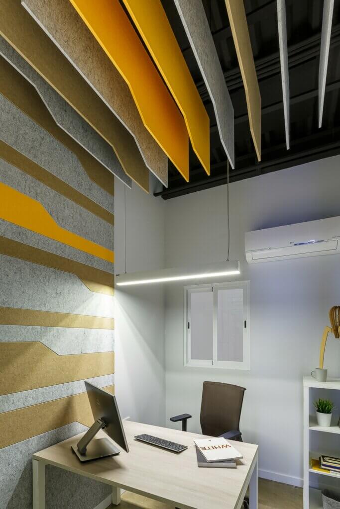 Panneau acoustique décoratifs FAME pour les plafonds de bureau.