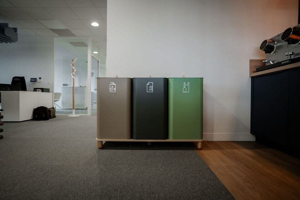 Trio de poubelles de tri sélectif design sur un socle en bois élégant et raffiné