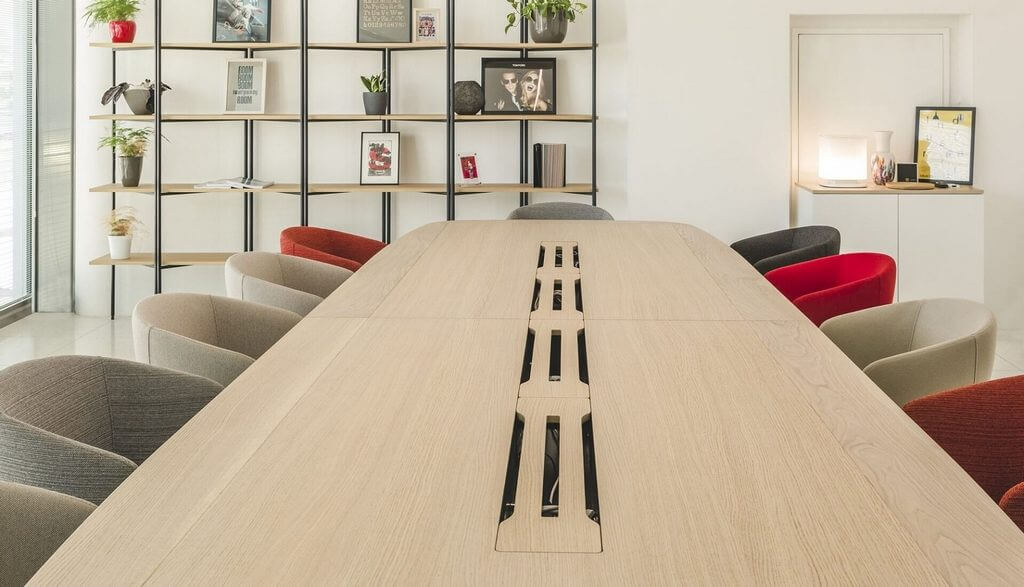 Une grande table de réunion en bois, haut de gamme, de fabrication italienne